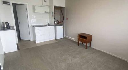 WELL PRESENTED BEDSIT: - Photo 2