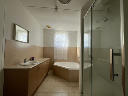 FOUR BEDROOM HOUSE IN MARYBOROUGH - Photo 4