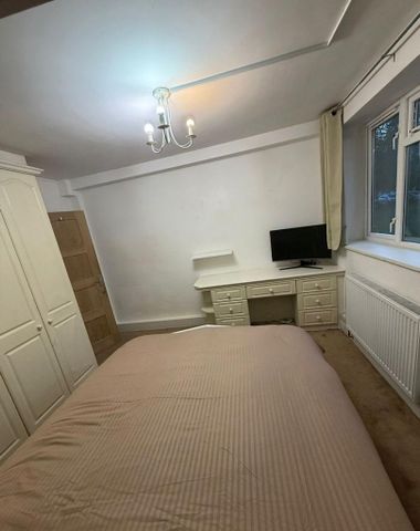 1 bedroom in a house share to rent - Photo 2