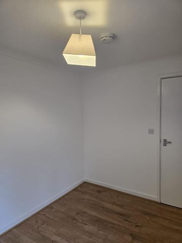 4 bedroom semi-detached house to rent - Photo 5