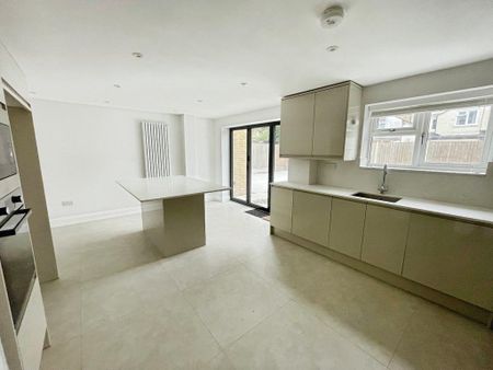4 bedroom end of terrace house to rent - Photo 5
