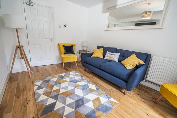 Spacious communal areas, with large drive and established garden Room 3 - Photo 1