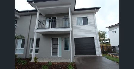 Beautiful Modern 3-Bedroom Townhouse with Ducted A/C - Photo 4