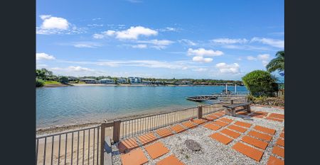 Stunning 1-bedroom Studio with Exclusive Swimming Pool Access and Waterfront Location! - Photo 5