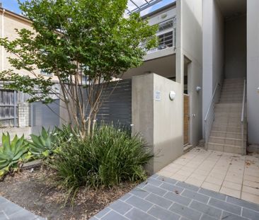 Villa Style Apartment Offers Expansive Courtyard - Photo 6