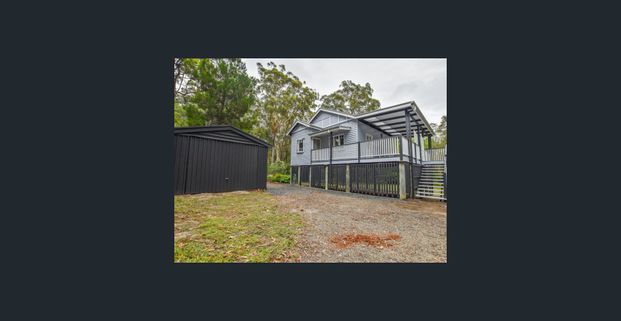 Exquisite Queenslander with original features, Close to town. - Photo 1