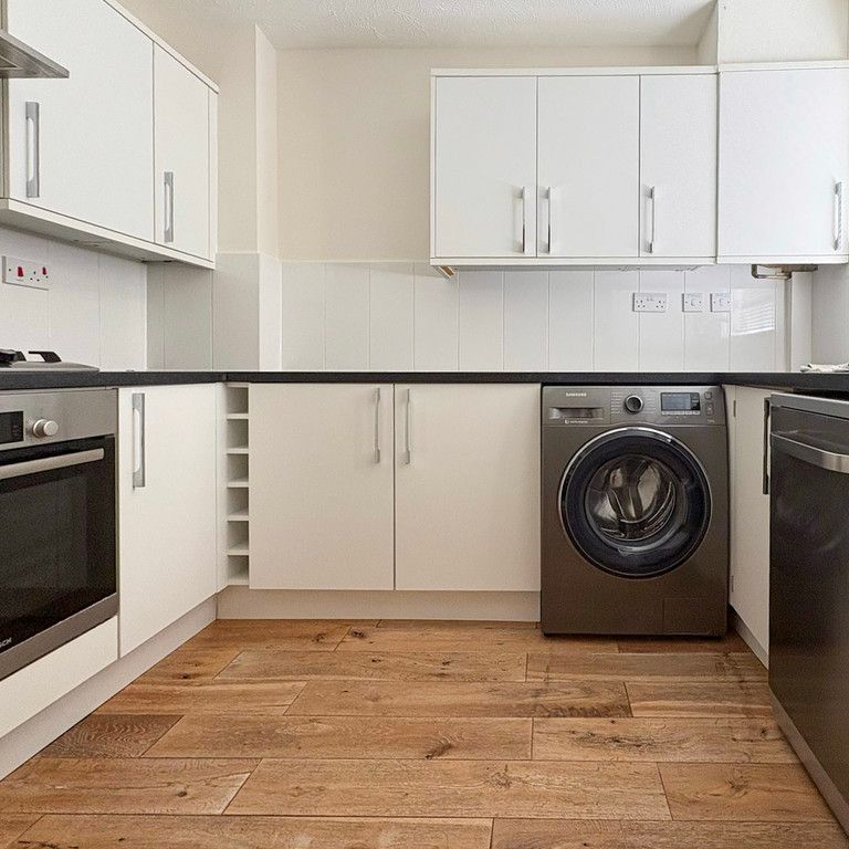 Morecambe Close, Stevenage - Photo 1