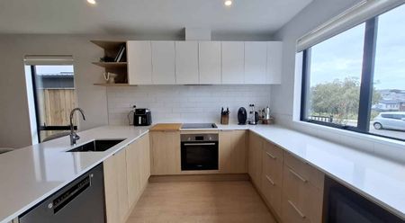 Spacious, Modern Family Home - Photo 2