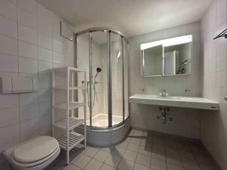 Studio meublé en attique avec balcon au centre ville - Photo 5