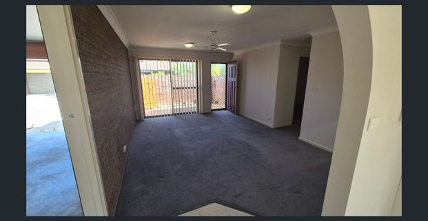 Well Presented 2 bedroom Villa with garage - Photo 1