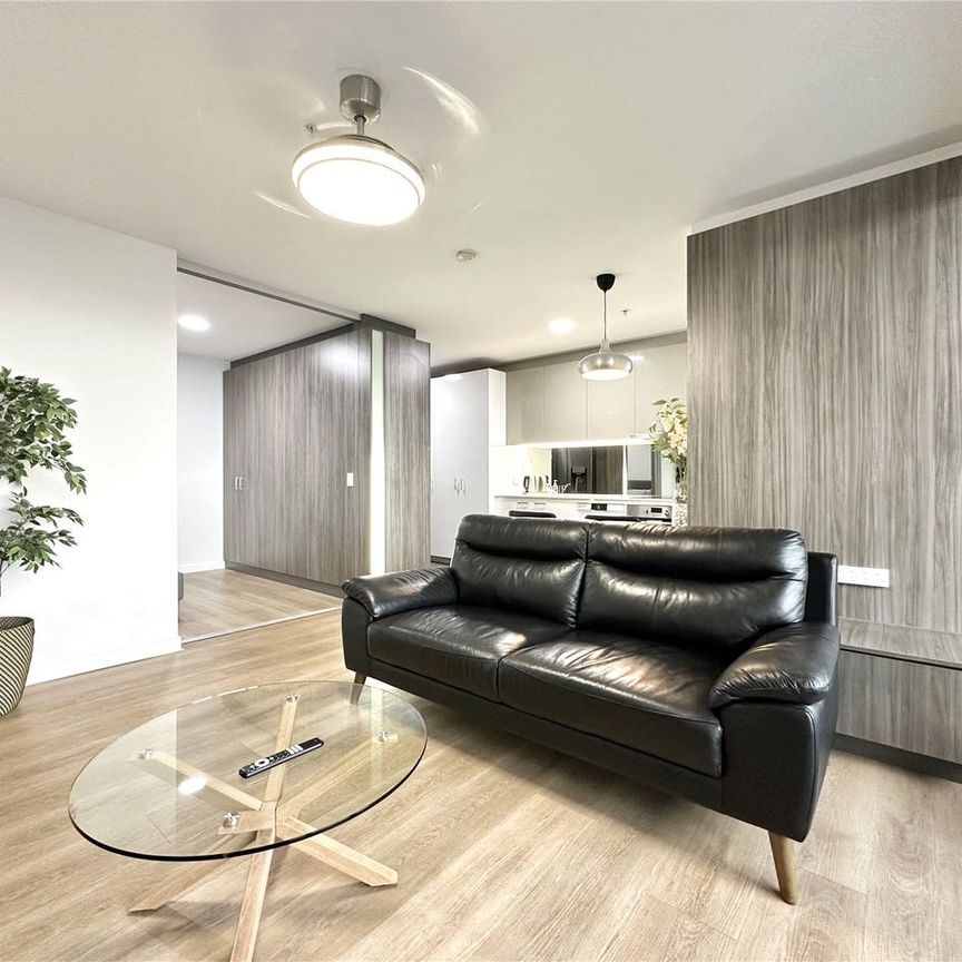 UNFURNISHED BREATHTAKING FLOORBOARD TWO BEDROOOM ONE CARPARK APARTMENT LOCATED IN UPPER WEST SIDE - MELBOURNE !!! - Photo 1