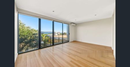 Beach Property 4 Bedroom Petfriendly 1min walk to train station, Aldi & shops - Photo 2