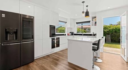 Welbourn - 4 Bedrooms - Photo 2