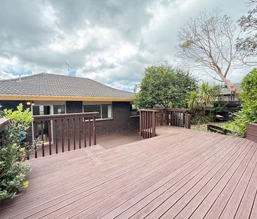 Spacious 4-Bedroom Home in Prime Browns Bay Location! - Photo 4