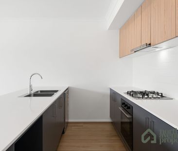 Spacious Family Living in Fraser Rise! - Photo 5