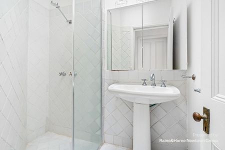 Charming 2-Bedroom Home with Leafy Courtyard in Prime Woollahra Location - Photo 5