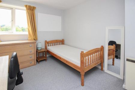 3 bedroom flat to rent - Photo 3