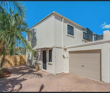Sprawling 2 level townhouse as big as a house! - Photo 6