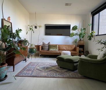 Spacious Light Filled 1 Bedroom Warehouse Apartment - Photo 1