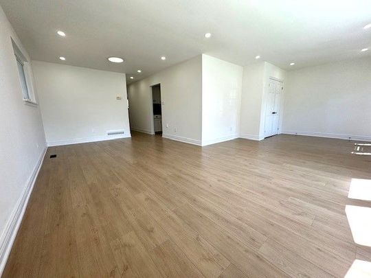 For Lease - 8 Devins Drive Unit# Main Floor, Aurora, Ontario - Photo 1