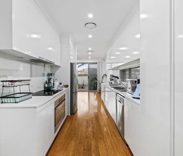 Luxuriously Designed, Near New, Stylish And Sun Kissed Executive St... - Photo 6