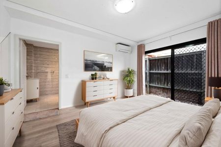 Secure & Spacious Ryde Townhouse - One Occupant Must Be 55+ - Photo 4