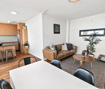 Super-sized, light-filled one-bedder with uninterrupted bay views - Photo 3