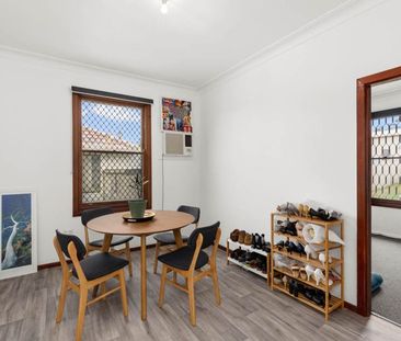 CONVENIENT LOCATION IN GLENDALE - Photo 2