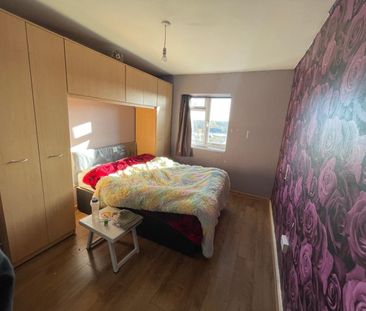 3 Bed Flat, Holly Lane, B66 - Photo 1