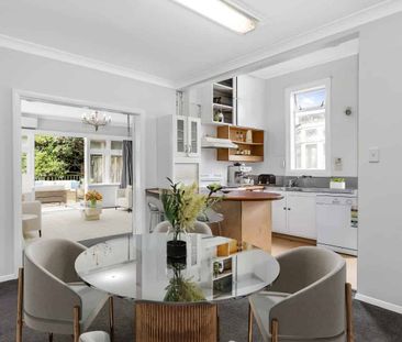 REPAINTED AND READY TO GO spacious 5x bedroom, 2x bathroom upstairs... - Photo 5