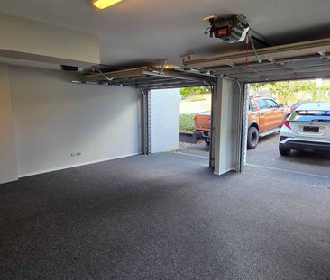 Spacious 3-Bed, 2.5 bath home with Double Garage - Photo 2