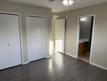 Beautiful 5 Bedroom Home in Eastview! - Photo 4