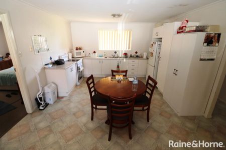 Tidy Unit Close to Town - Photo 5