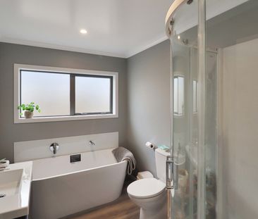 Modern Three-bedroom Home - Photo 1