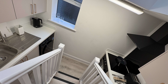MODERN FLAT SHARE!! FULLY FURNISHED!! EN-SUITE BATHROOM!! Room 1 - Photo 3