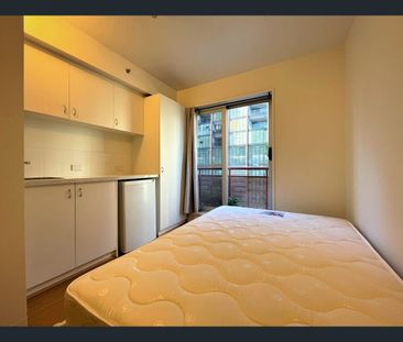 Studio apartment with excellent surrounding & furnished. Self-conta... - Photo 1