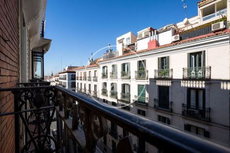 2 bedroom luxury Flat for rent in Madrid, Spain - Photo 2