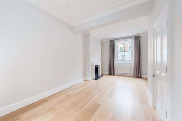 Beautifully finished throughout, this three bedroom townhouse is tucked away in a quiet Chelsea square. - Photo 1