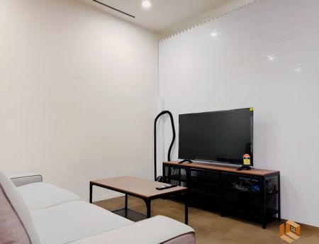 2b1b - Master Bedroom - Photo 2