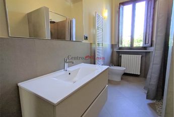 Appartamento di pregio in villa bifamiliare con ingresso indipendente, arredato