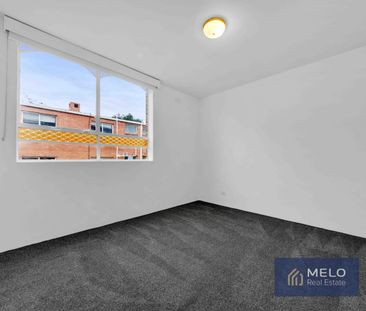 LIGHT-FILLED APARTMENT - Photo 3