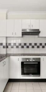 Modern One Bedroom Apartment in Kensington - Photo 3