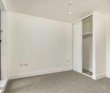 Flat to rent - Medway Street, Chatham, ME4 - Photo 2