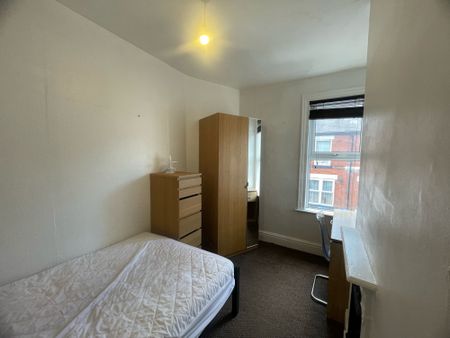 Experience the charm of this well-maintained, furnished mid-terraced house in Farm Street, Derby. With four double bedrooms and two bathrooms, this property is perfect for 4 professional sharers or families. Don't miss out on this exceptional opportunity in a prime Derby location. - Photo 3