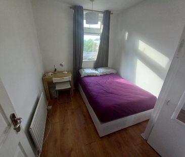 4 bedroom flat share to rent - Photo 3