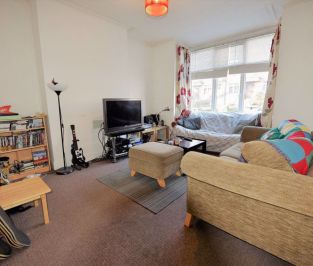 4 bedroom House in The Village Street, Burley - Photo 4