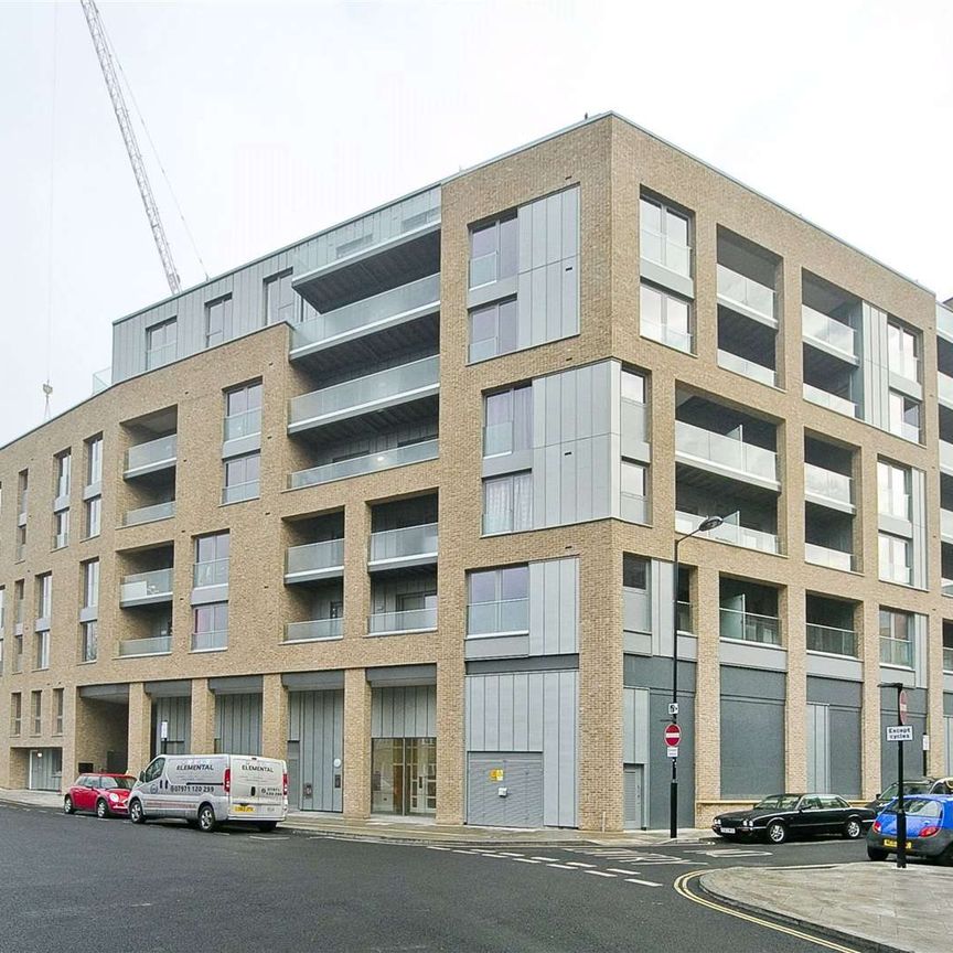 Immaculately kept, large one-bed apartment in a popular development. - Photo 1