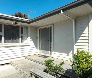 Relaxing modern home in West End - Photo 3