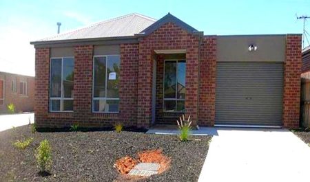 Comfortable 3-Bedroom Home in a Quiet Darley Court - Photo 4