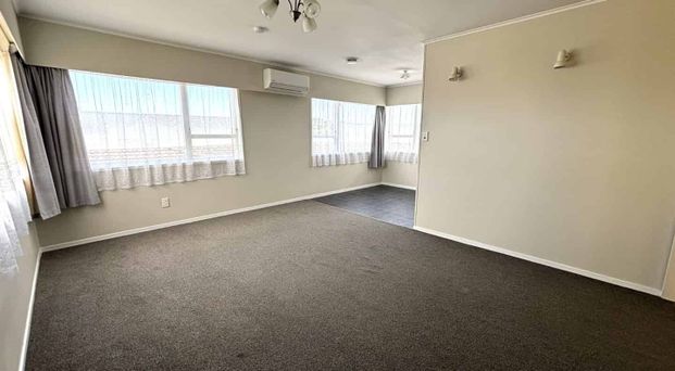 Spacious & Sunny Family 4 bed Home in Prime Te Atatū Peninsula Location - Photo 1